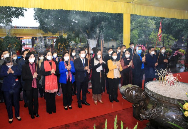 Lãnh đạo Đảng, Nhà nước, thành phố Hà Nội dâng hương tưởng nhớ Hai Bà Trưng